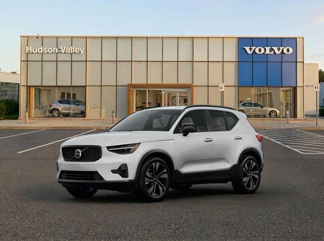 2025 Volvo XC40 B5 Plus Dark Theme SUV