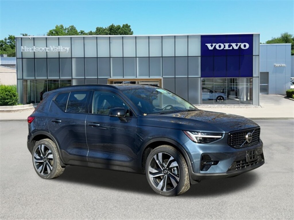 New 2026 Volvo XC40 B5 Ultra SUV