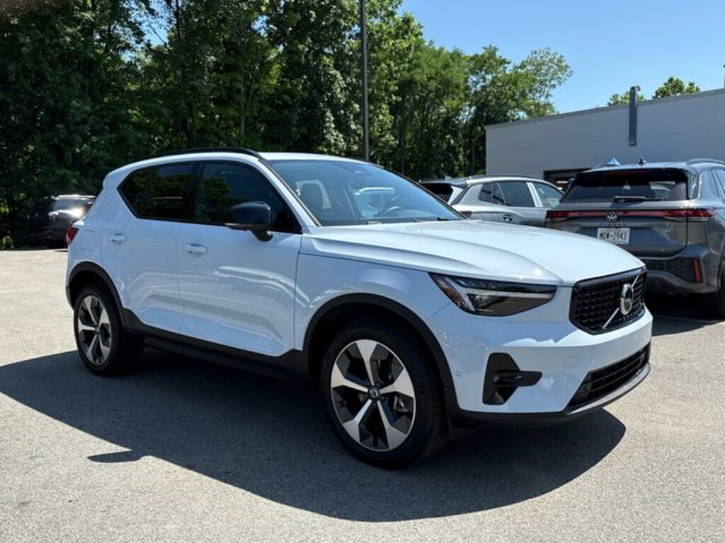Certified 2026 Volvo XC40 B5 Plus SUV