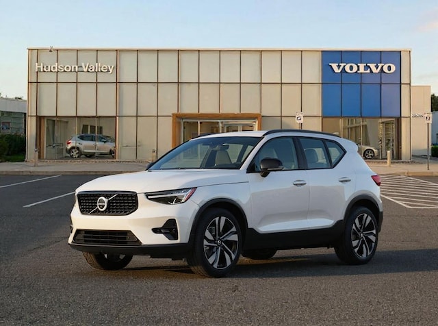 2025 Volvo XC40 B5 Plus Dark Theme SUV