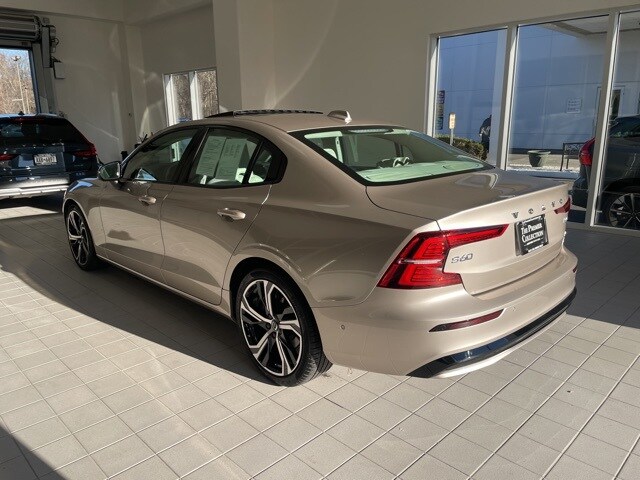 2024 Volvo S60 B5 Plus photo 2