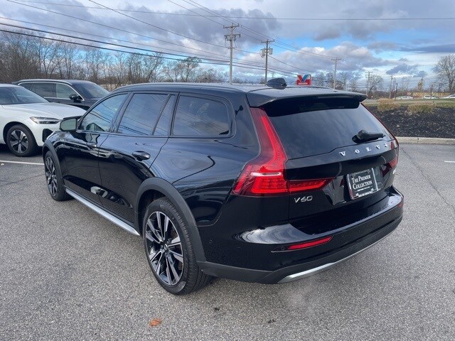 2024 Volvo V60 Cross Country B5 Ultimate photo 2
