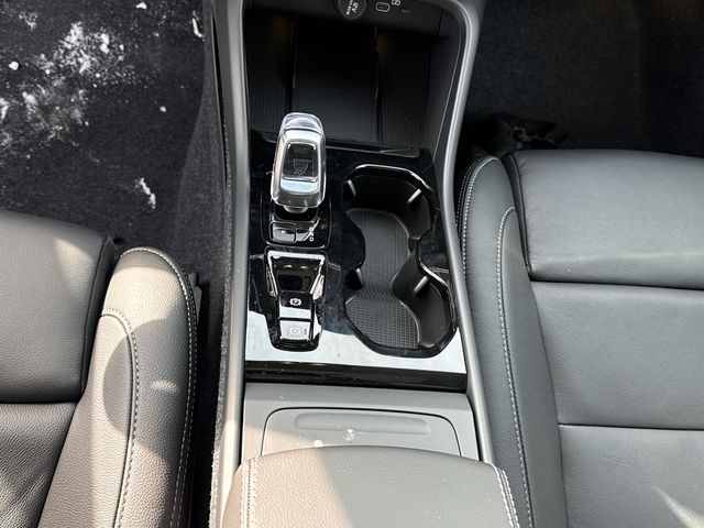 2026 Volvo XC40 Plus - Photo 17