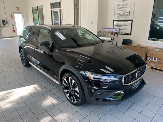 2023 Volvo V60 Cross Country B5 AWD Ultimate photo 3