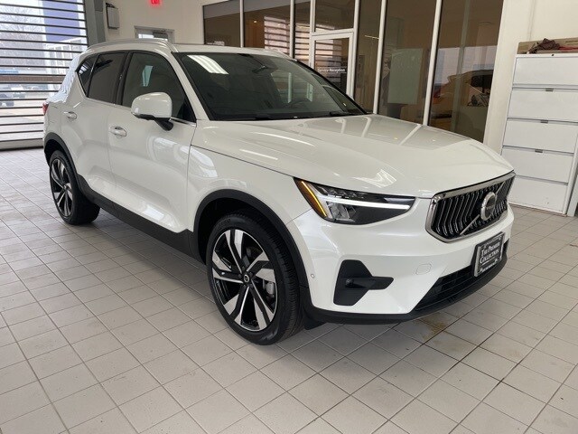 2025 Volvo XC40 Plus photo 4