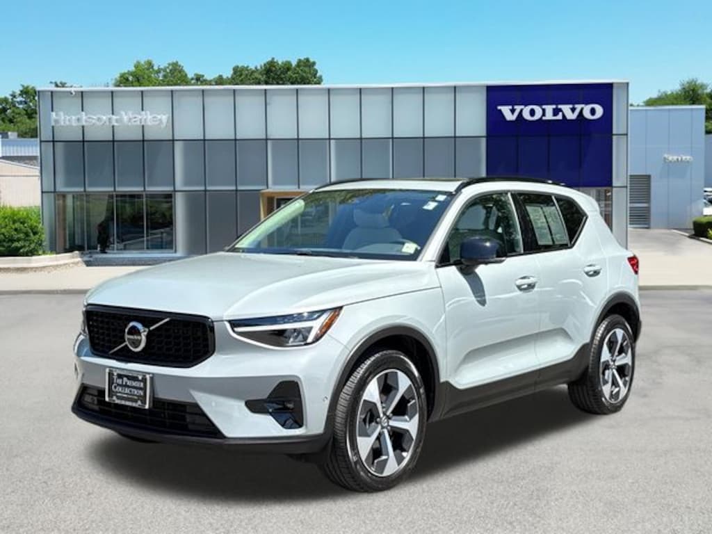Certified 2025 Volvo XC40 B5 Plus Dark Theme SUV