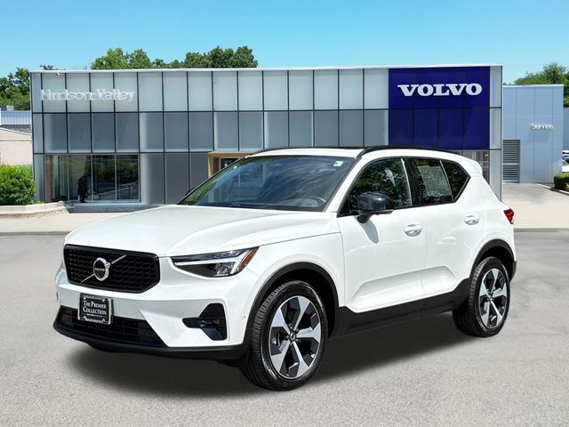 2025 Volvo XC40 B5 Plus Dark AWD's photo