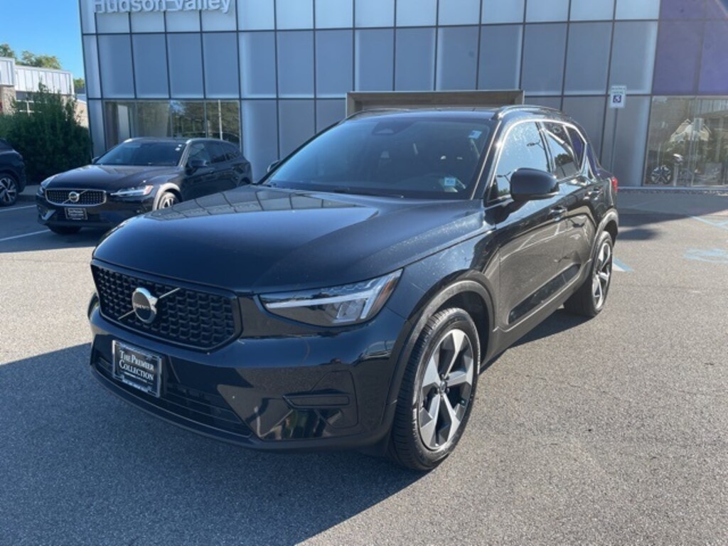 Used 2024 Volvo XC40 B5 Core SUV