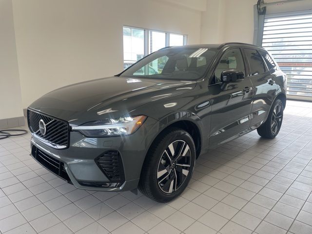 2026 Volvo XC60 B5 Core Dark AWD's photo
