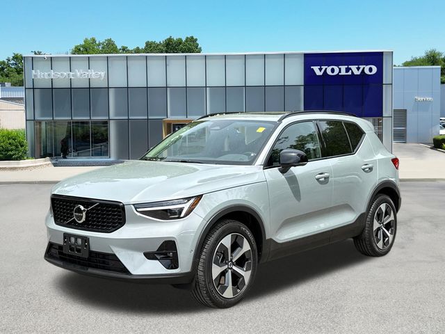 2026 Volvo XC40 B5 Plus Dark AWD's photo
