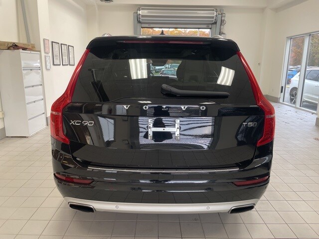 2021 Volvo XC90 T5 Momentum photo 2