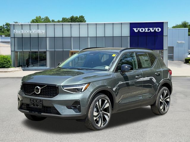 2026 Volvo XC40 B5 Plus Dark AWD's photo