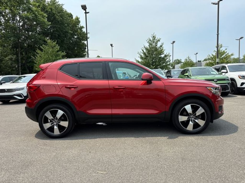 Used 2019 Volvo XC40 T4 Momentum SUV