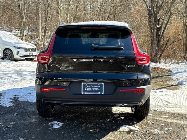 2026 Volvo XC40 Plus photo 2