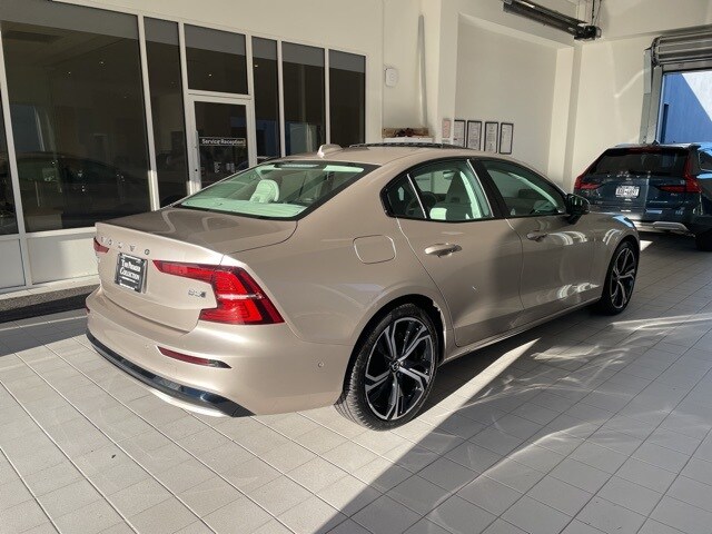 2024 Volvo S60 B5 Plus photo 4