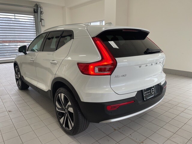 2025 Volvo XC40 Plus photo 2