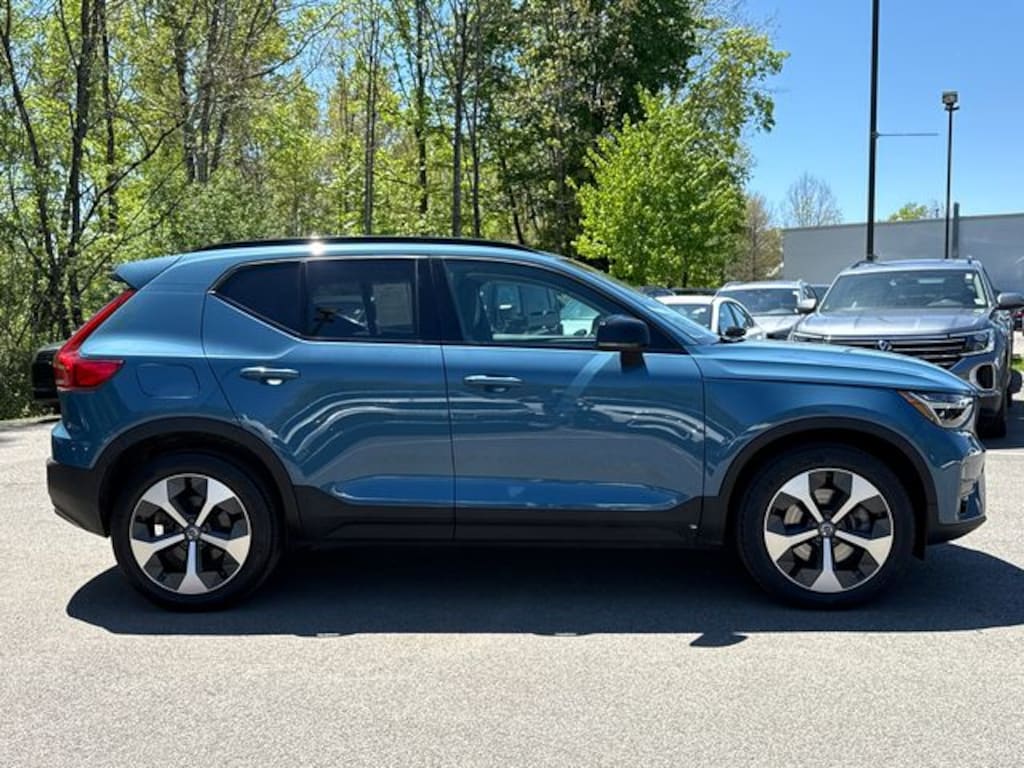 Certified 2024 Volvo XC40 B5 Core SUV