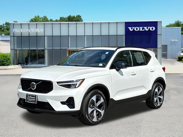 2025 Volvo XC40 B5 Plus Dark AWD's photo