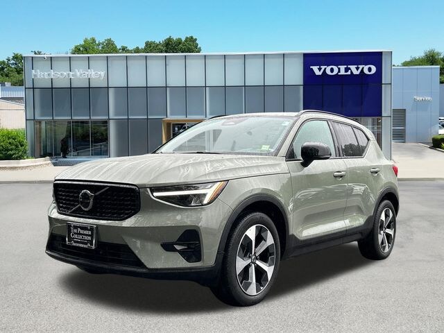 2023 Volvo XC40 B5 AWD Plus Dark SUV