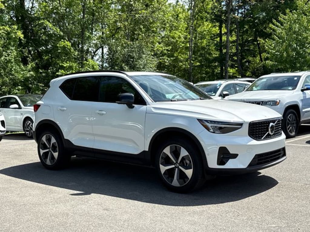 Certified 2025 Volvo XC40 B5 Plus Dark Theme SUV