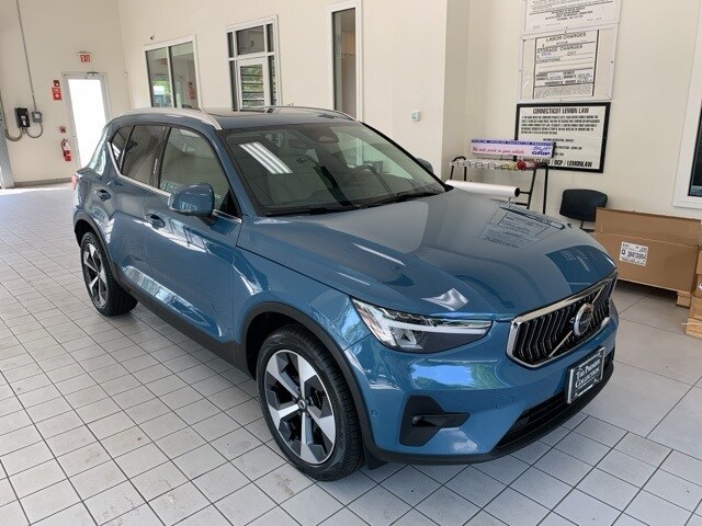 2023 Volvo XC40 AWD Plus photo 3