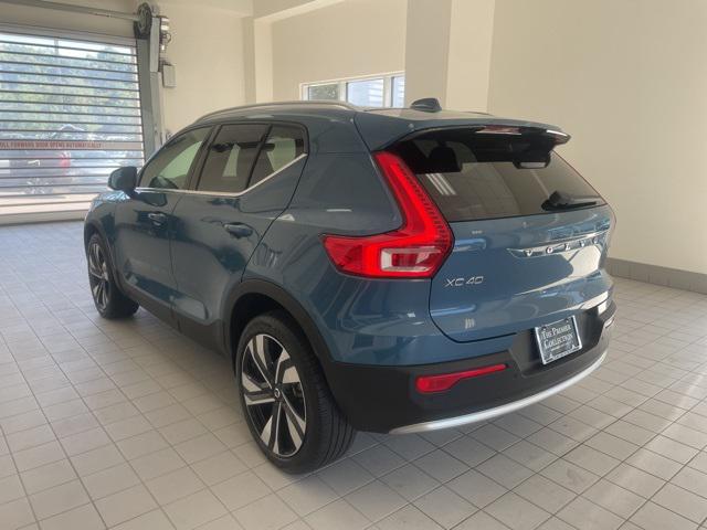 2023 Volvo XC40 AWD Plus photo 2