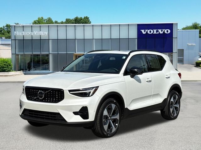 2026 Volvo XC40 B5 Plus SUV