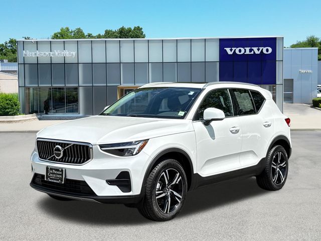 2025 Volvo XC40 B5 Core Bright AWD's photo