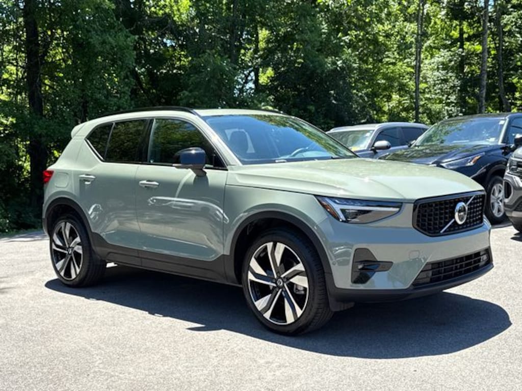 Used 2025 Volvo XC40 B5 Plus Dark Theme SUV