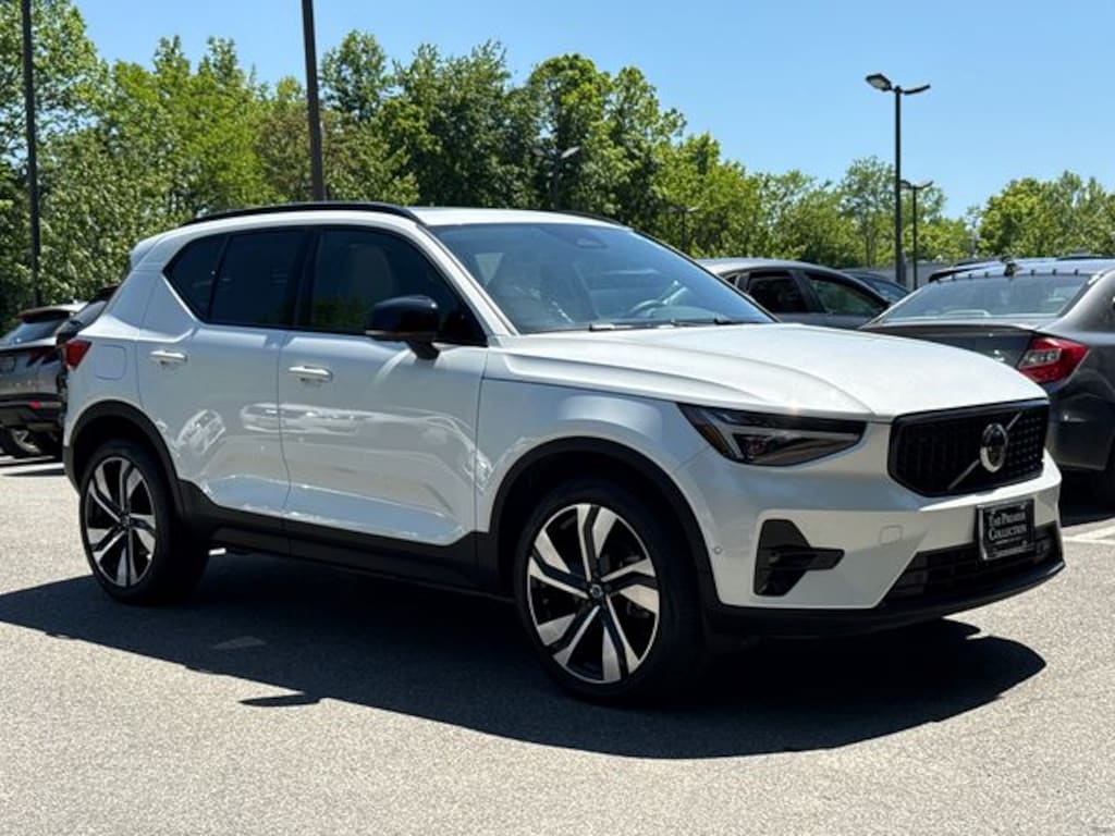 Certified 2025 Volvo XC40 B5 Plus Dark Theme SUV