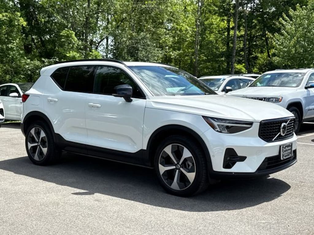 Certified 2025 Volvo XC40 B5 Plus Dark Theme SUV