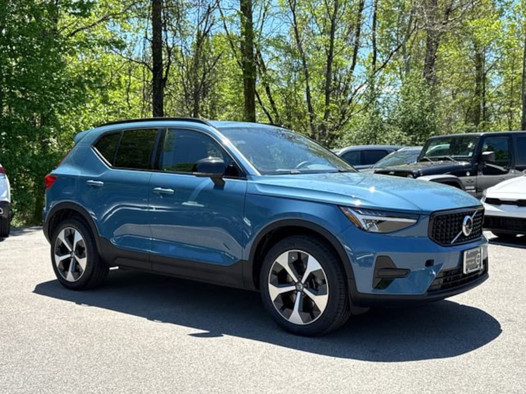 Certified 2024 Volvo XC40 B5 Core SUV
