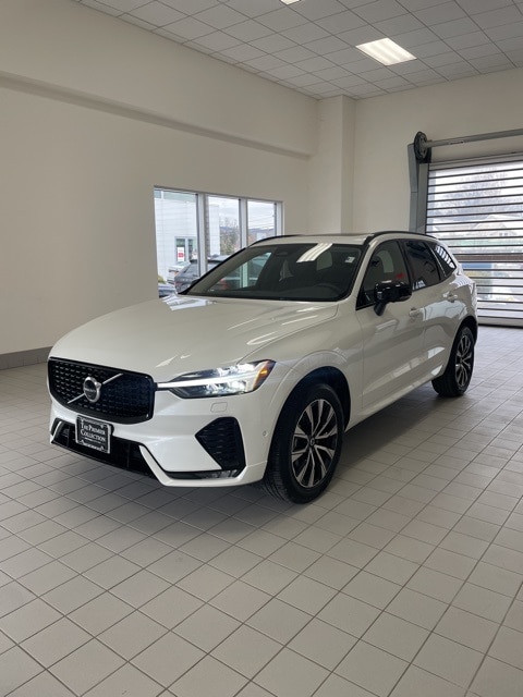 2025 Volvo XC60 Plus's photo