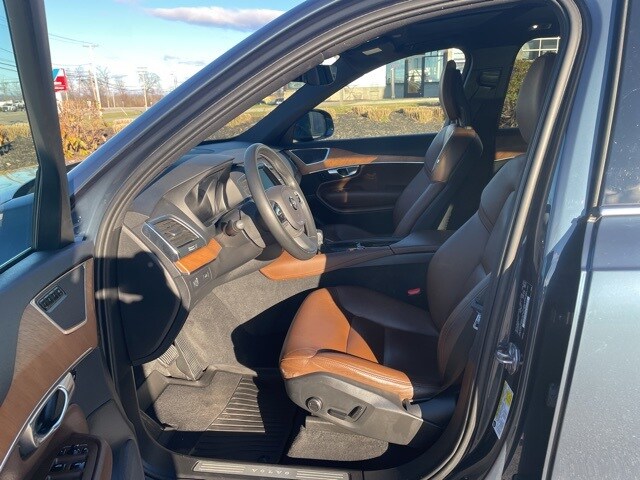 2022 Volvo XC90 T6 AWD Momentum photo 4