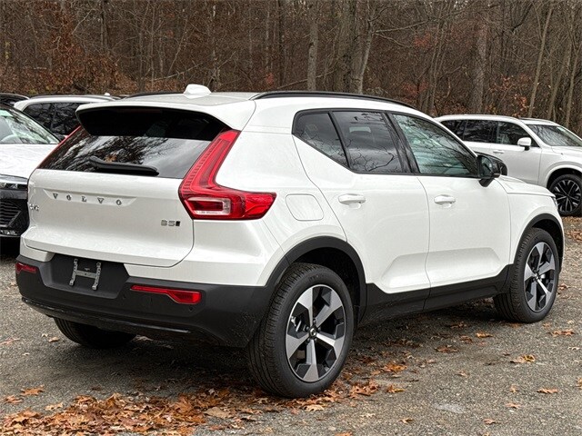 2026 Volvo XC40 Core photo 2