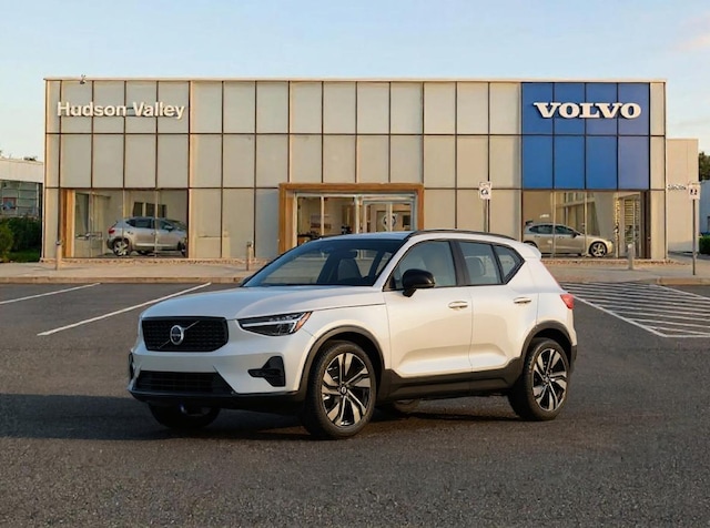 2025 Volvo XC40 B5 Plus Dark Theme SUV