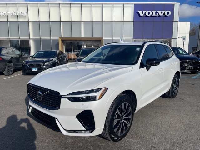 2025 Volvo XC60 Core's photo