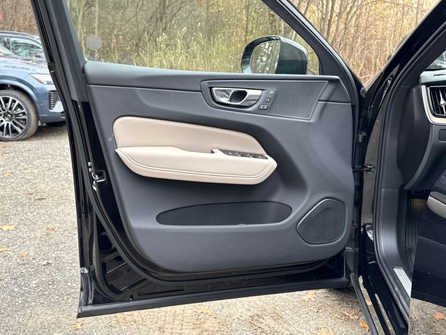 2026 Volvo XC60 Plus - Photo 9