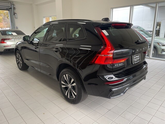 2025 Volvo XC60 B5 Core photo 2