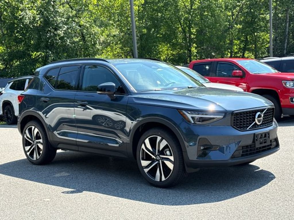 New 2026 Volvo XC40 B5 Plus SUV