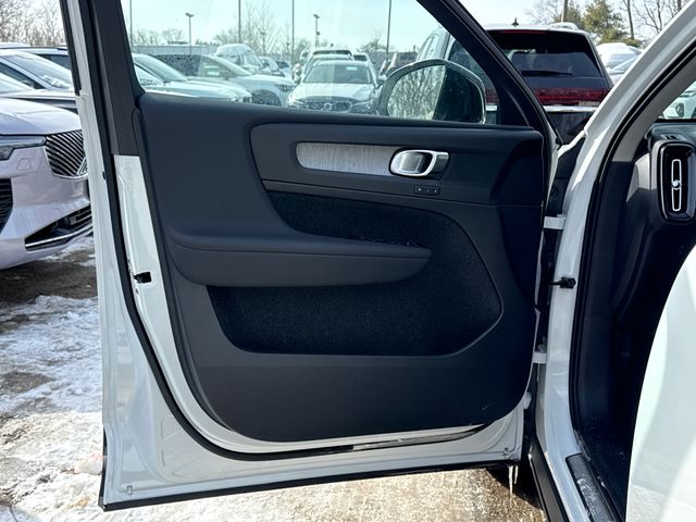 2026 Volvo XC40 Plus - Photo 9