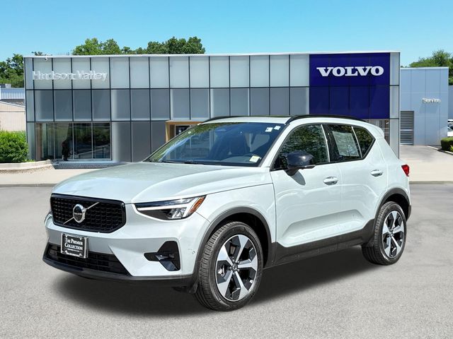 2025 Volvo XC40 B5 Plus Dark AWD's photo