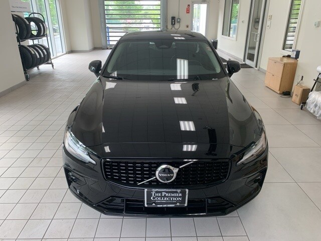 2025 Volvo S60 B5 Plus photo 2