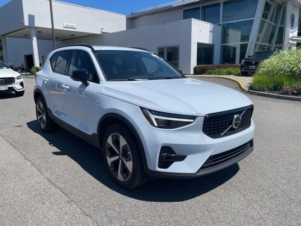 Used 2026 Volvo XC40 B5 Plus SUV