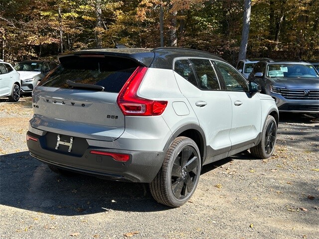 2026 Volvo XC40 photo 2