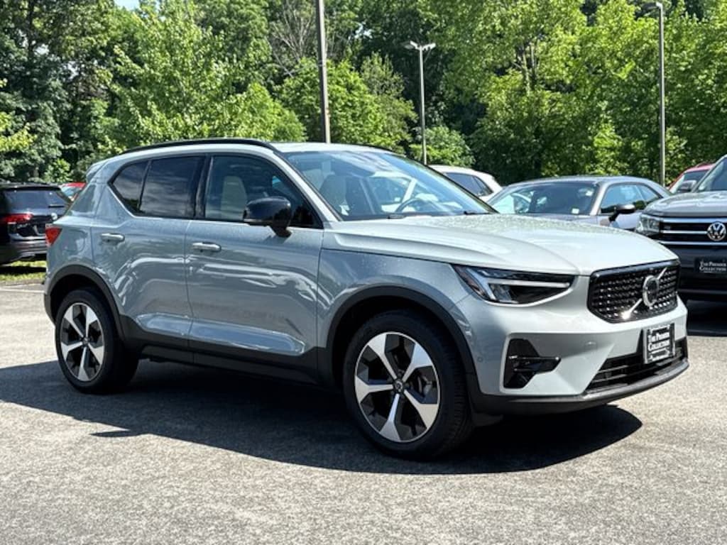 Certified 2025 Volvo XC40 B5 Plus Dark Theme SUV