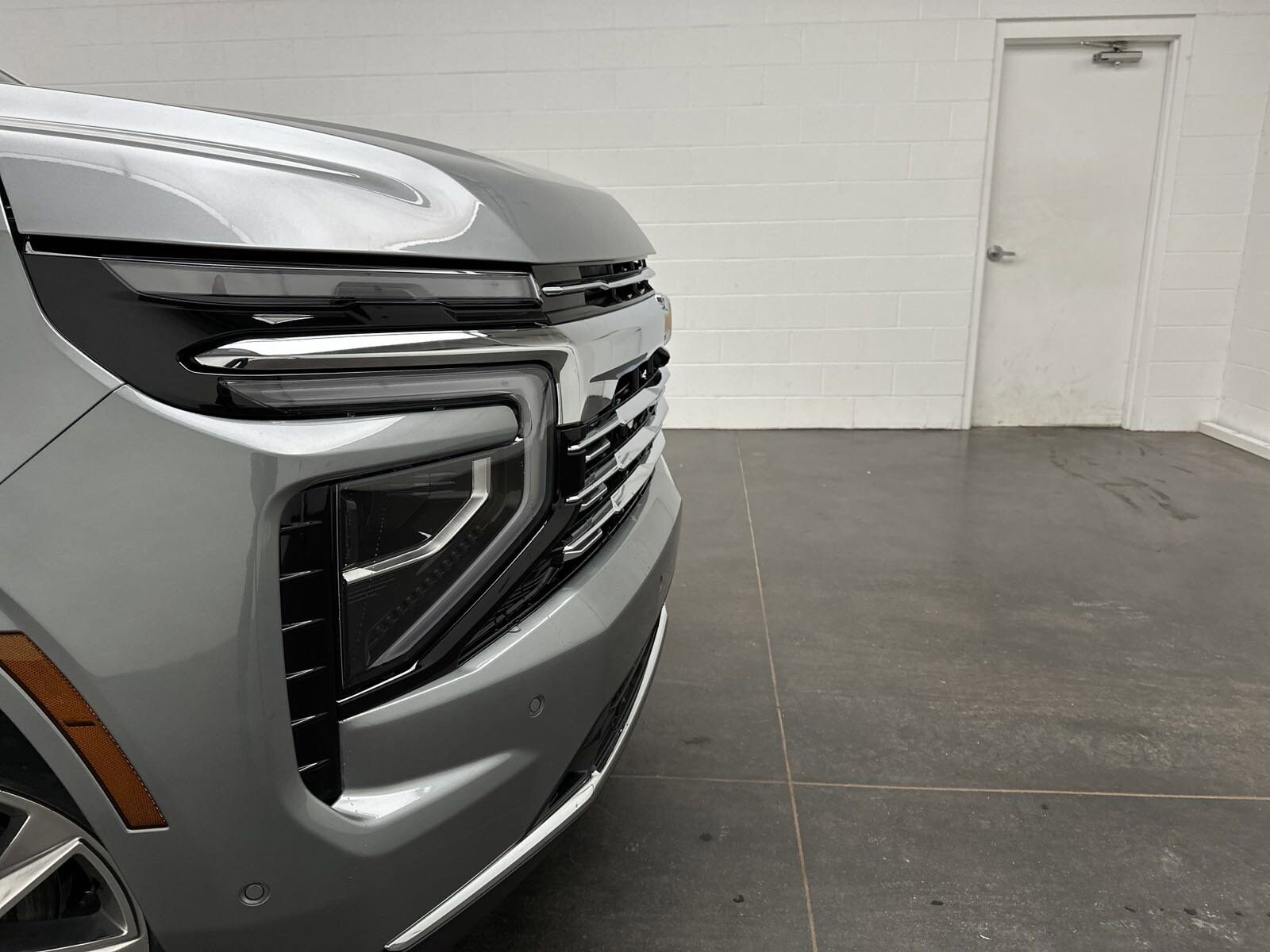 2025 Chevrolet Suburban Premier photo 2