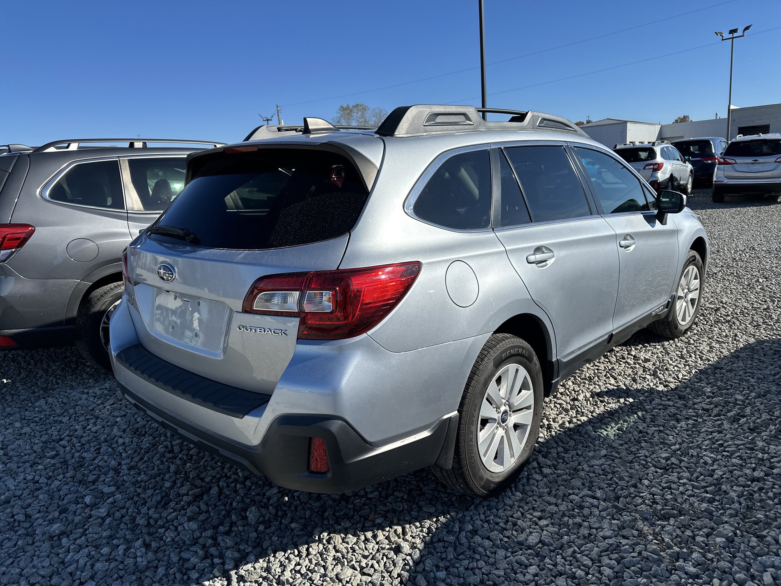 2018 Subaru Outback Premium photo 2