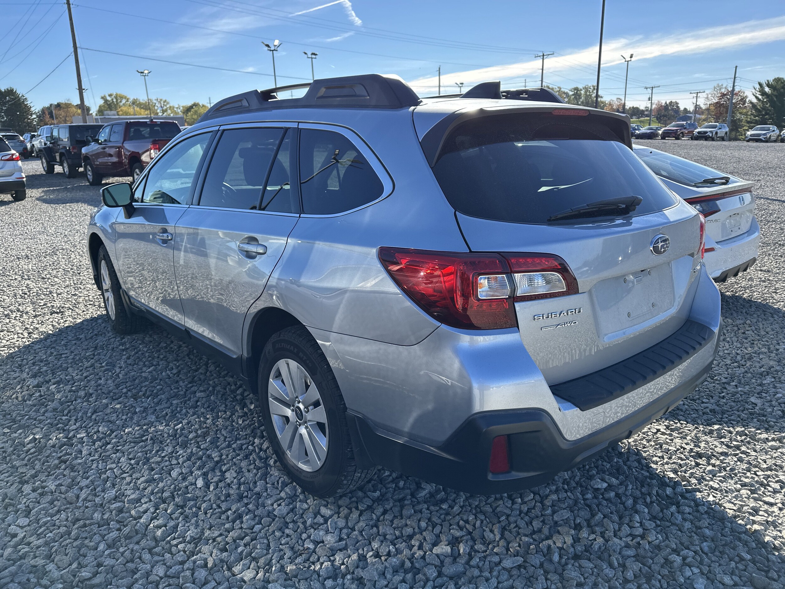 2018 Subaru Outback Premium photo 3