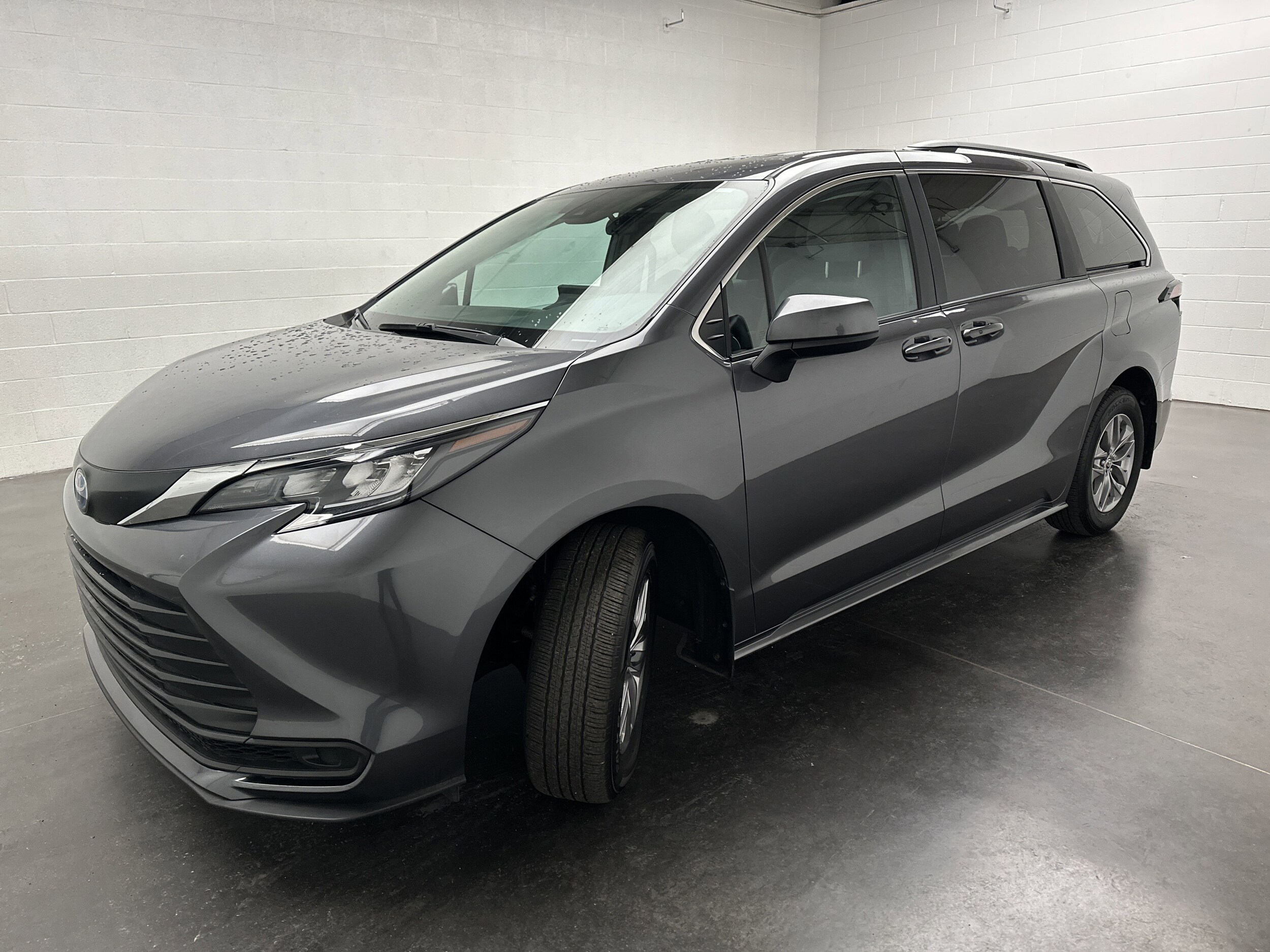 2025 Toyota Sienna LE photo 3